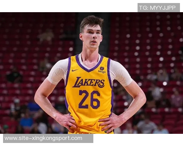 卡梅隆托马斯半场表现抢眼10投6中贡献18分3篮板6助攻1抢断 卡梅隆托马斯半场表现抢眼10投6中贡献18分3篮板6助攻1抢断