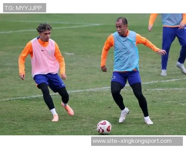 山东泰山队备战上海海港队赛前训练全景展现团队士气与战术准备 山东泰山队备战上海海港队赛前训练全景展现团队士气与战术准备