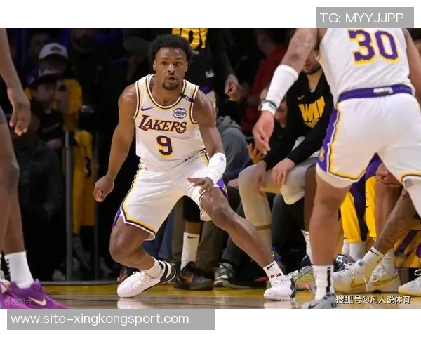 布朗尼单臂补扣震撼全场克内克特称赞他是兄弟太燃了 布朗尼单臂补扣震撼全场克内克特称赞他是兄弟太燃了