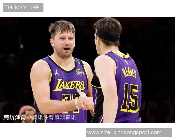 东契奇与里夫斯联手发威勇士油漆区内线防守漏洞显著 东契奇与里夫斯联手发威勇士油漆区内线防守漏洞显著