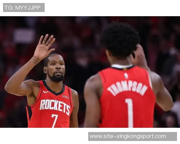 杜兰特苦战上半场表现抢眼砍下全队最高15分助力球队奋战 杜兰特苦战上半场表现抢眼砍下全队最高15分助力球队奋战